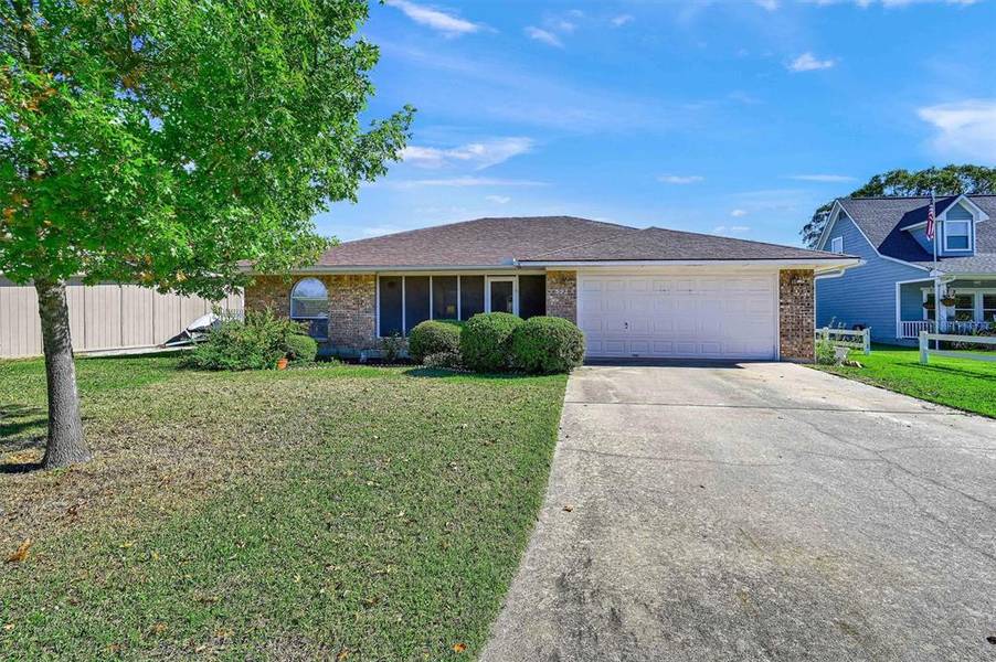 533 Kiowa Drive East, Lake Kiowa, TX 76240