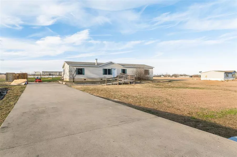 407 Wrangler Drive, Southmayd, TX 76273