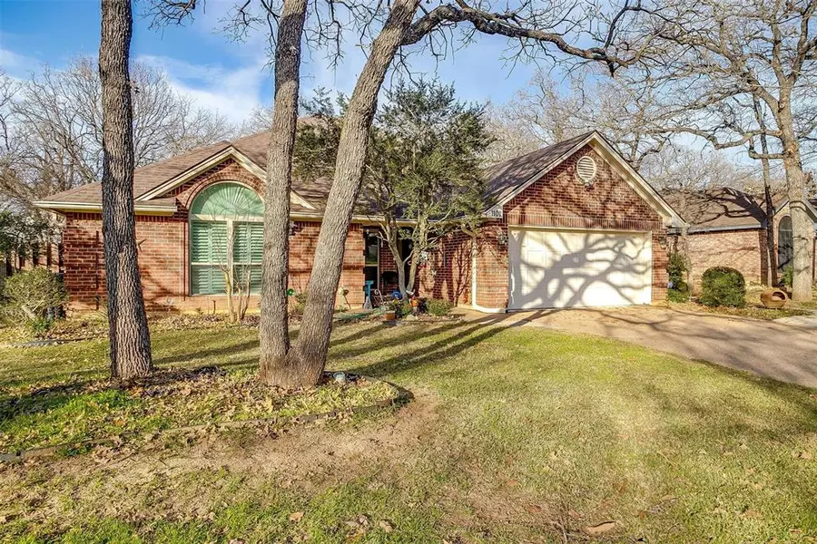 1101 Glen Oak Drive, Burleson, TX 76028