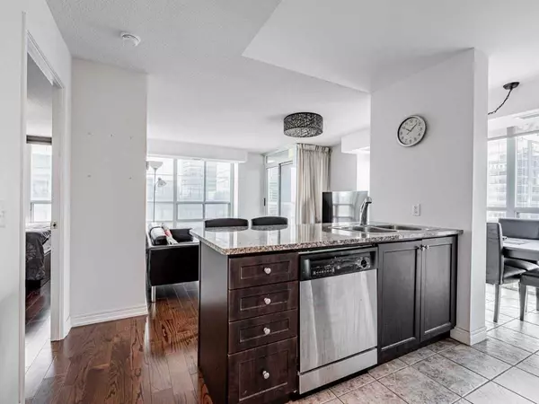 Toronto C01, ON M5J 3A4,30 Grand Trunk CRES #3906