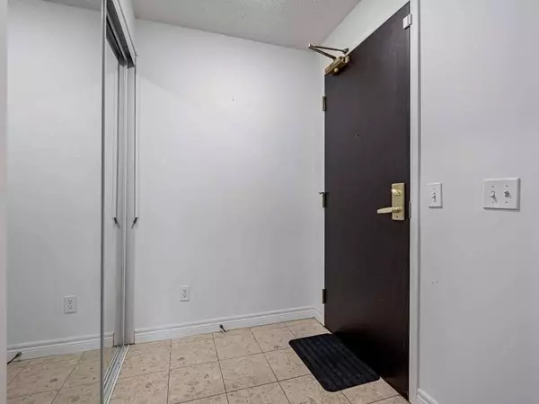 Toronto, ON M5J 3A4,30 Grand Trunk CRES #3906