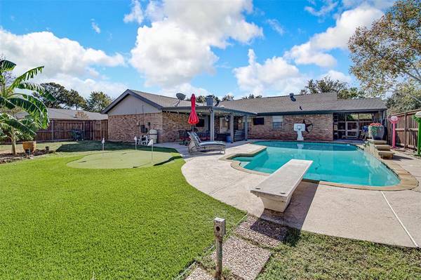 1027 Westminster Lane,  Mansfield,  TX 76063