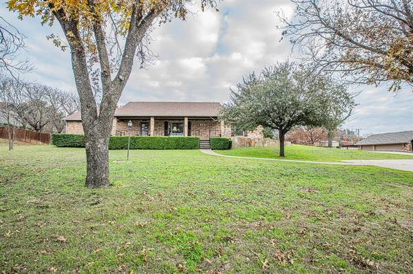 208 Paint Pony Trail N, Fort Worth, TX 76108