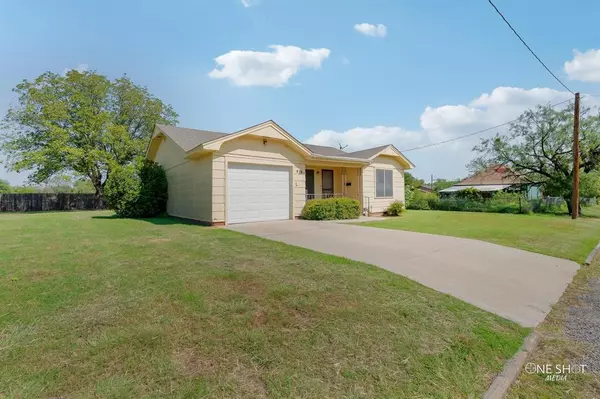 Coleman, TX 76834,916 Peach Street