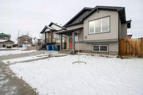 Lethbridge, AB T1J 5L5,704 Coalbrook Close W