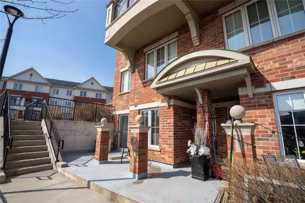 35 HAYS BLVD #6, Oakville, ON L6H 0J1