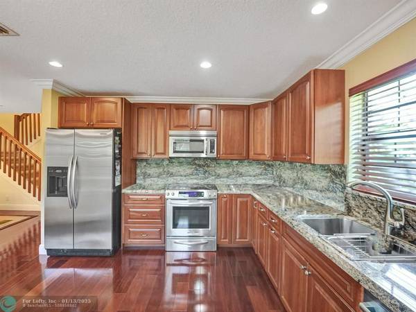 9113 Vineyard Lake Dr, Plantation, FL 33324