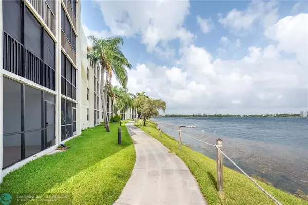 Oakland Park, FL 33309,113 Lake Emerald Dr  #303