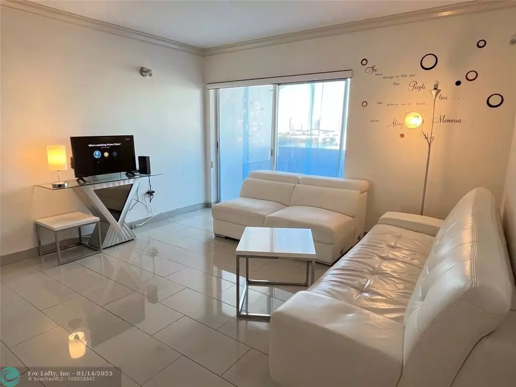 Sunny Isles Beach, FL 33160,400 Kings Point Dr  #1030