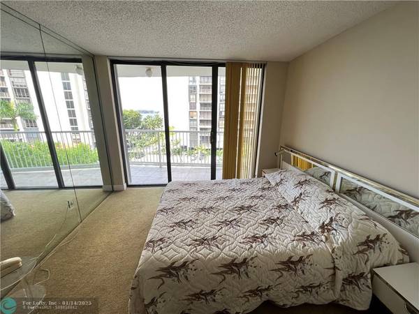 Miami, FL 33131,1440 Brickell Bay Dr  #606