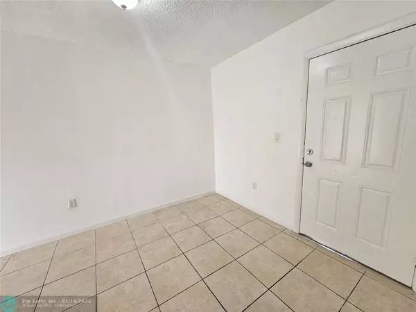 Lauderdale Lakes, FL 33311,3610 NW 21st St  #206