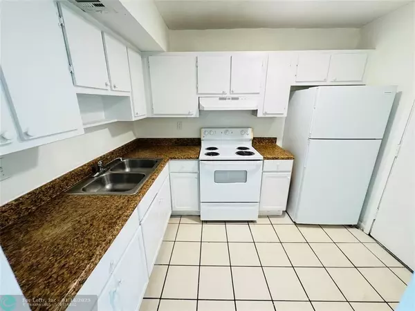 Lauderdale Lakes, FL 33311,3610 NW 21st St  #205