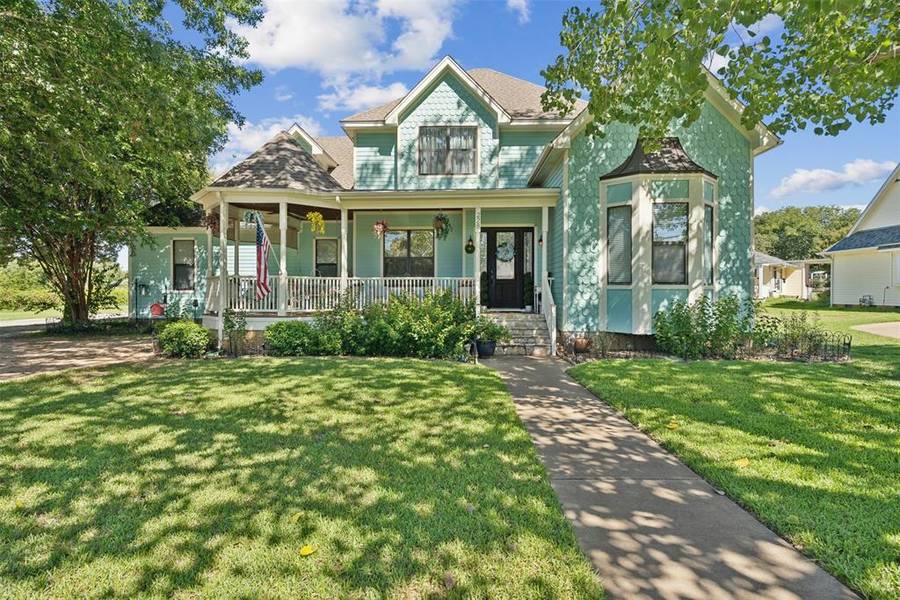 228 W Moore Street, Granbury, TX 76048