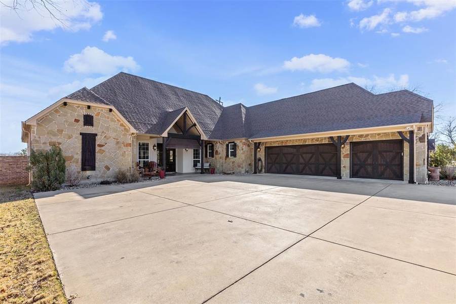 9003 S Pinehurst Drive, Granbury, TX 76049