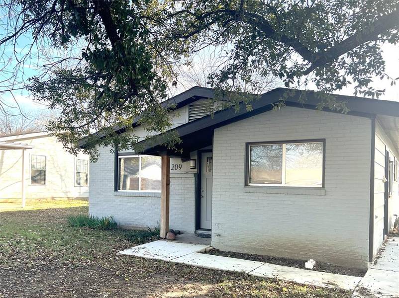 209 W Jessup Street, Alvarado, TX 76009