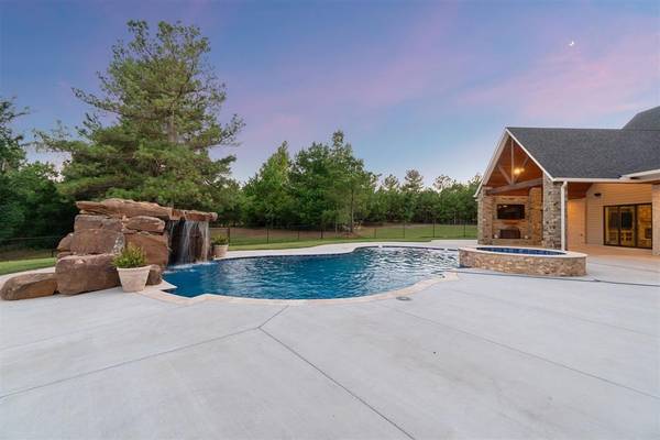 834 Tall Pines Drive, Tuttle, OK 73089