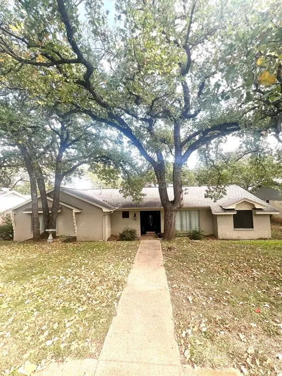 2852 Winterhaven Drive, Hurst, TX 76054