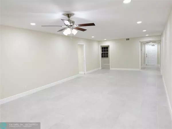 Pompano Beach, FL 33069,545 Oaks Ln  #202