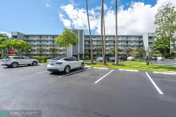 Pompano Beach, FL 33069,2222 N Cypress Bend Dr  #201