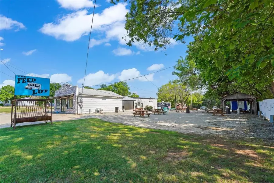 709 W Sam Rayburn, Bonham, TX 75418