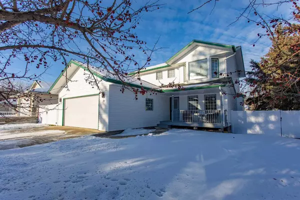 10 Pickwick LN, Lacombe, AB T4L 1T6