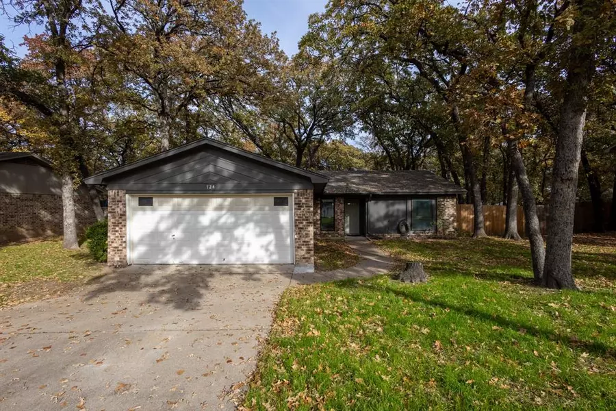 724 Lake Crest Parkway, Azle, TX 76020