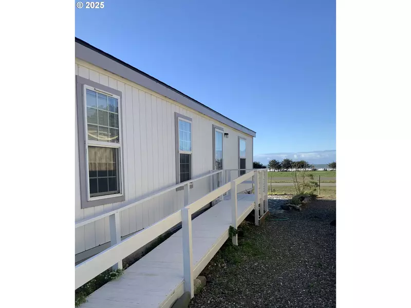 94120 STRAHAN ST, Gold Beach, OR 97444