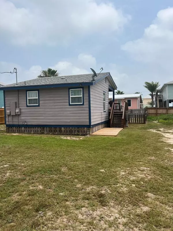 820 S Magnolia St, Rockport, TX 78382