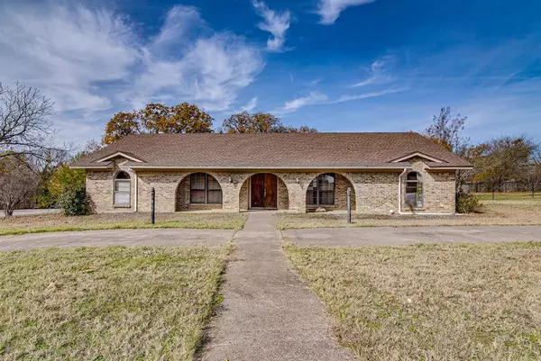 304 Roaring Springs Drive, Joshua, TX 76058