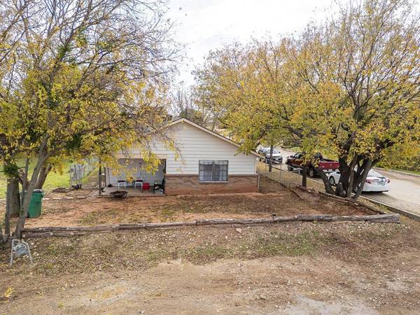 739 W Pine Street, Jacksboro, TX 76458