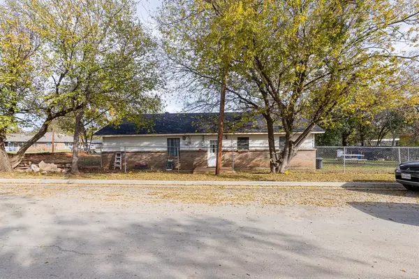 Jacksboro, TX 76458,739 W Pine Street