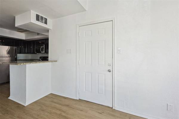 Dallas, TX 75243,9809 Walnut Street #204