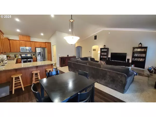 Eugene, OR 97404,932 PENNINGTON CT