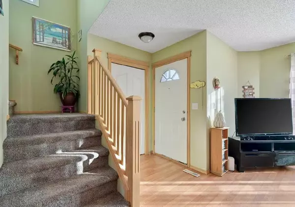 Calgary, AB T3M 0B4,62 Cranberry Close SE