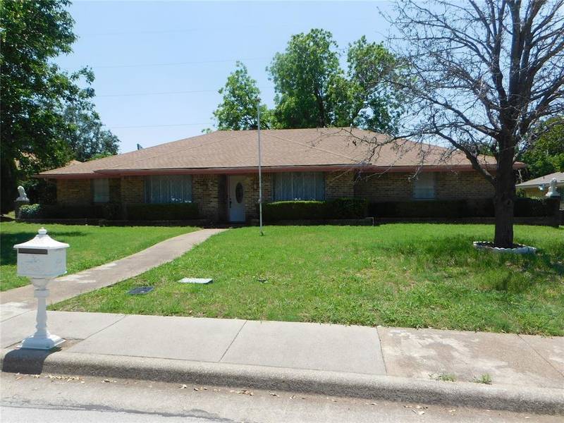 1030 Hunters Creek Drive, Desoto, TX 75115