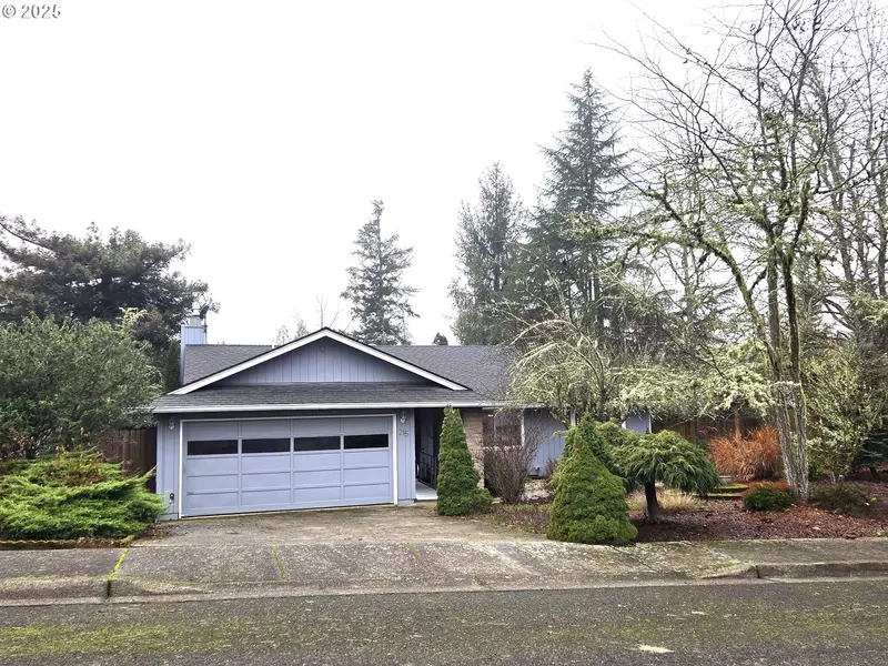 215 NE 9TH ST, Oakland, OR 97462