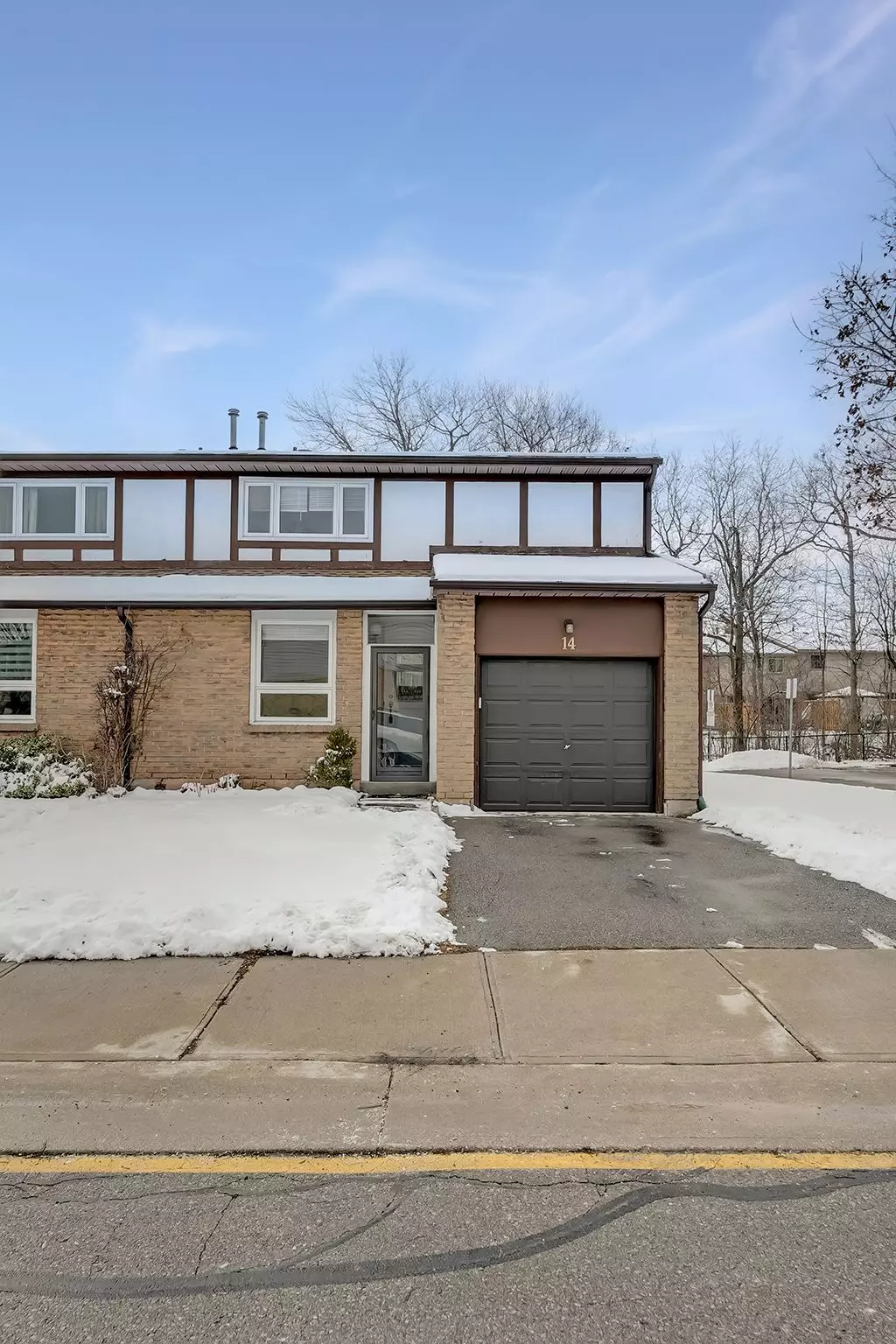 Oakville, ON L6H 2Z5,1580 Lancaster DR #14