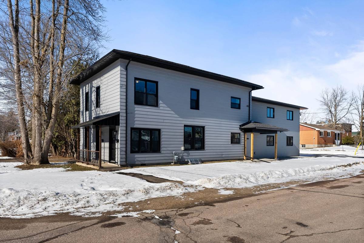 Renfrew, ON K8A 6B9,585 Perth ST