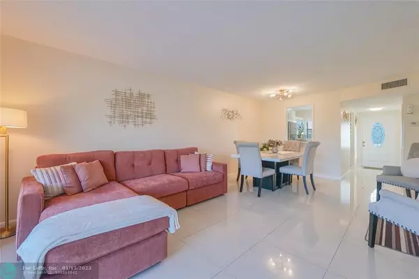 Sunrise, FL 33322,9181 Sunrise Lakes Blvd  #303