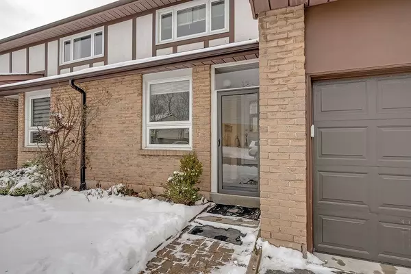 Oakville, ON L6H 2Z5,1580 Lancaster DR #14