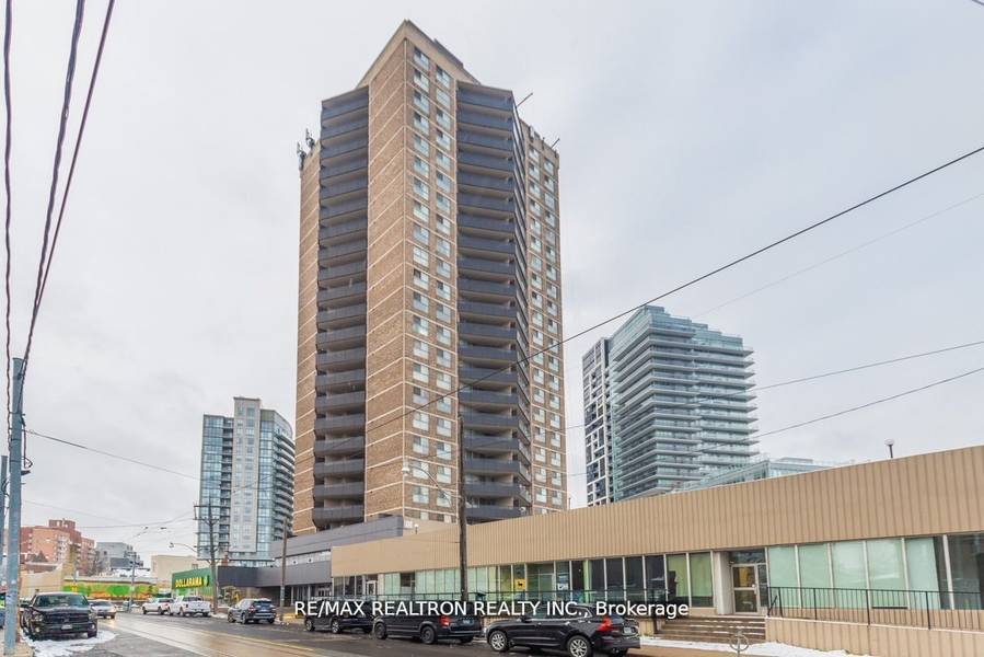 21 Vaughan RD #2207, Toronto C02, ON M6G 2N2