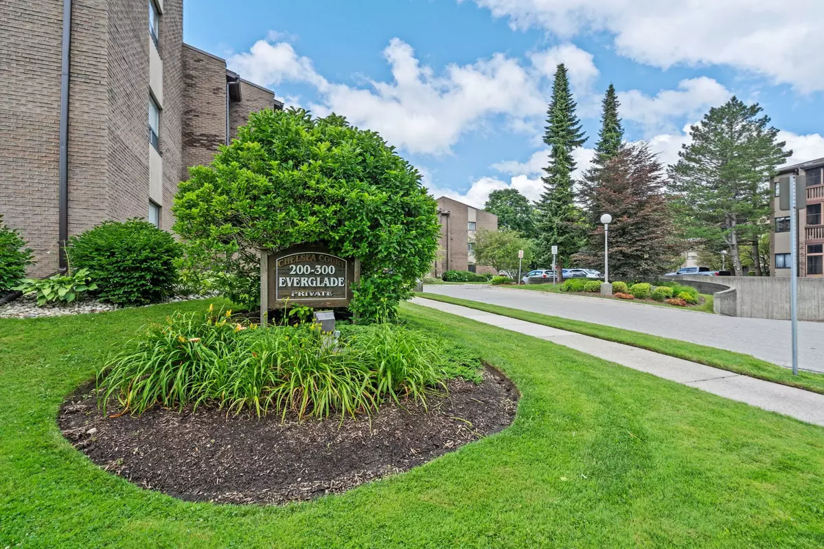 London, ON N6H 4P8,300 Everglade CRES #116