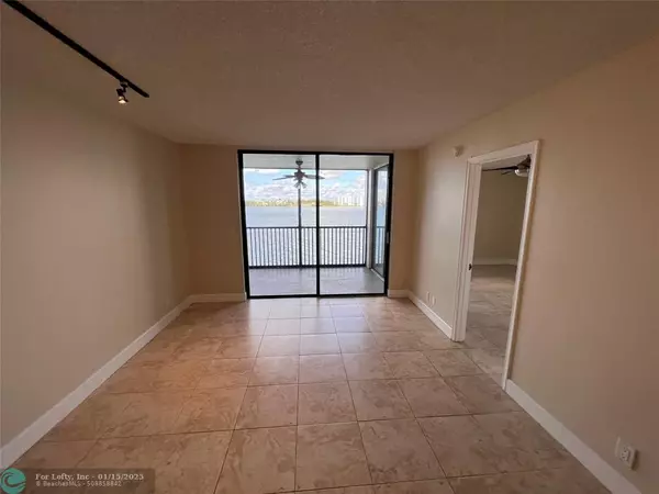 Oakland Park, FL 33309,117 Lake Emerald Dr  #309