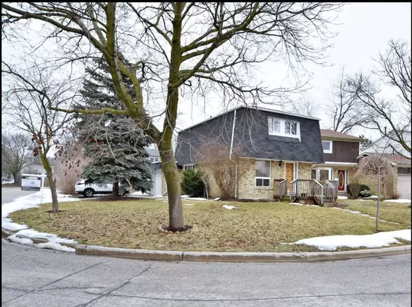 Whitby, ON L1N 6E3,25 Ivanic CT