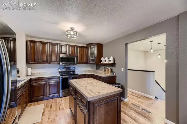 Larkspur, CO 80118,6100 Apache DR