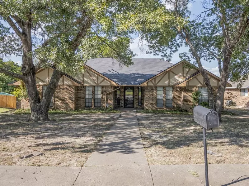 223 N Beltwoods Drive, Desoto, TX 75115