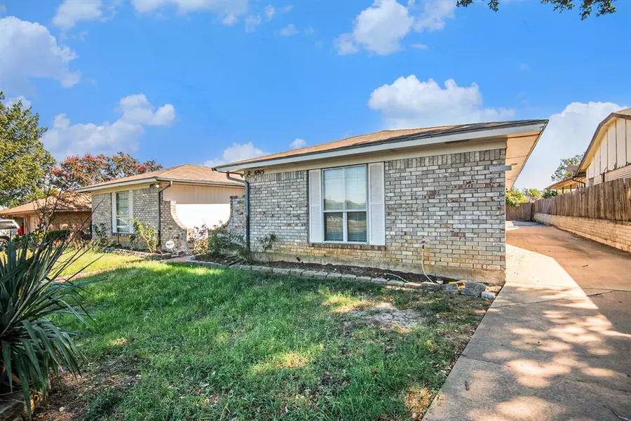 6915 W Cleburne Road, Fort Worth, TX 76133