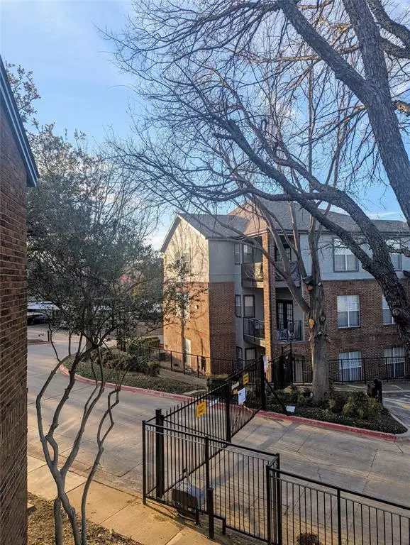 1720 Green Oaks Boulevard #203, Arlington, TX 76006