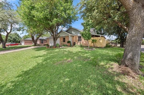 800 Blue Ridge Drive, Burleson, TX 76028