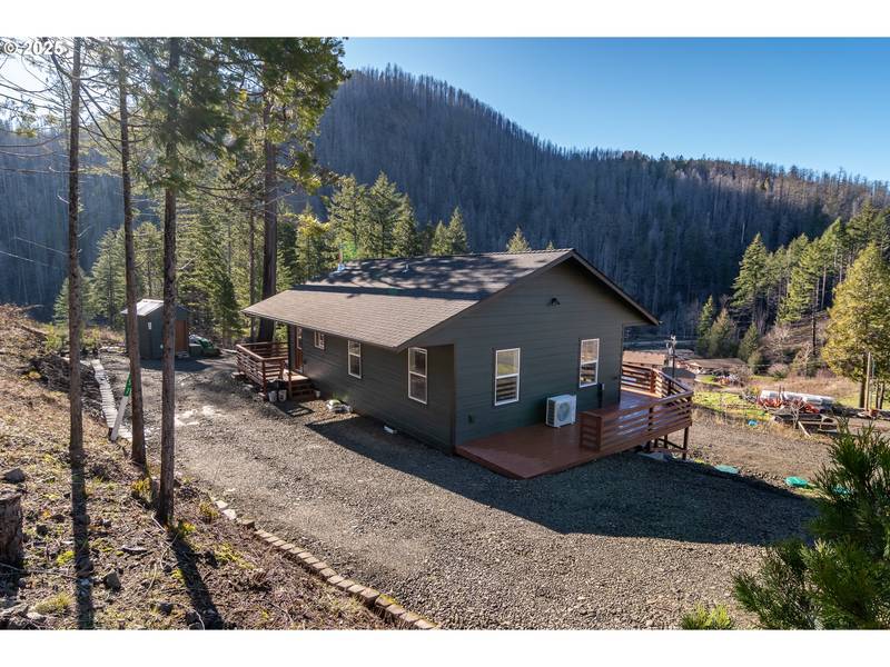 497 EVERGREEN LN, Idleyld Park, OR 97447